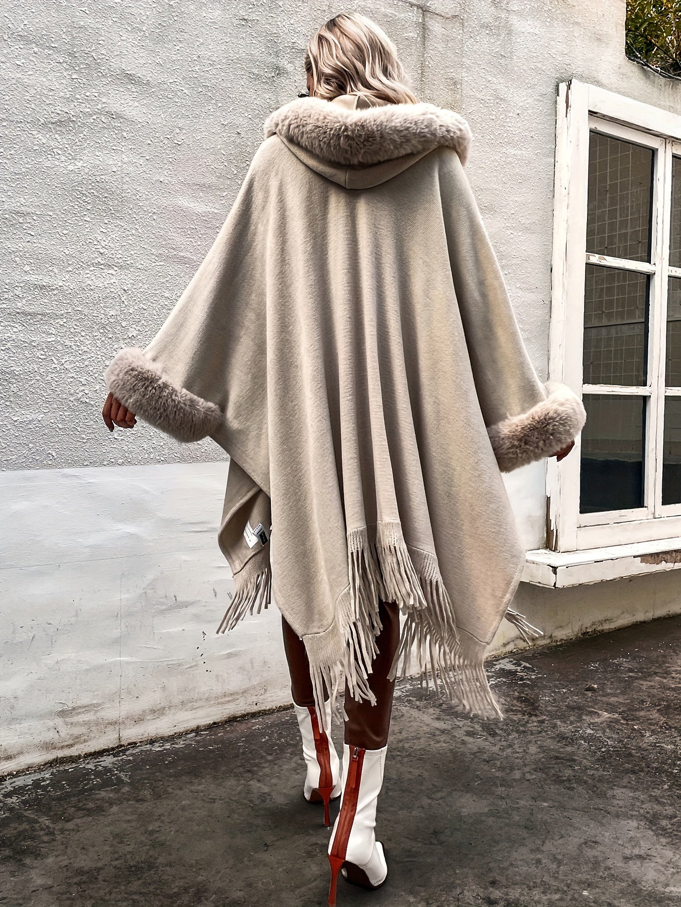 Elegante poncho met rand van faux bont.