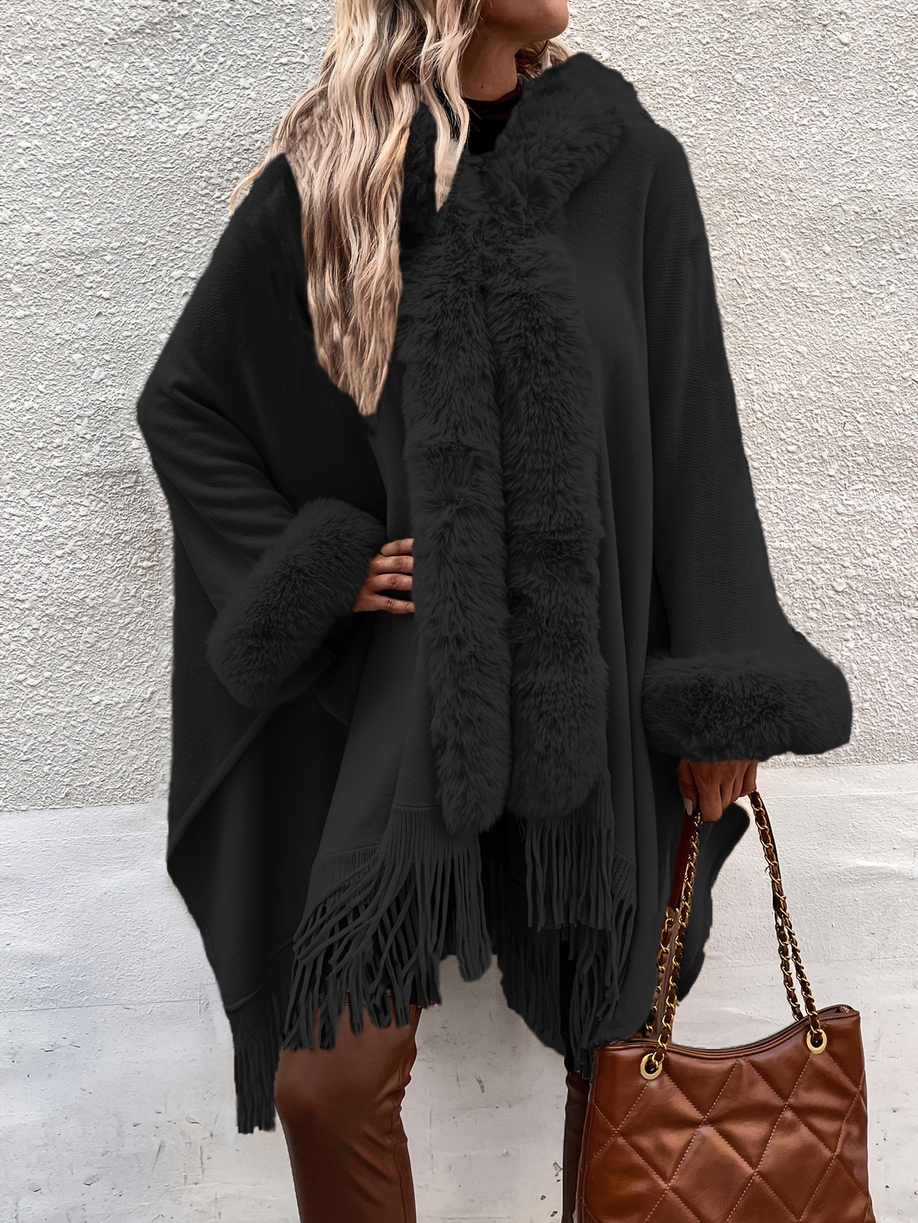 Elegante poncho met rand van faux bont.