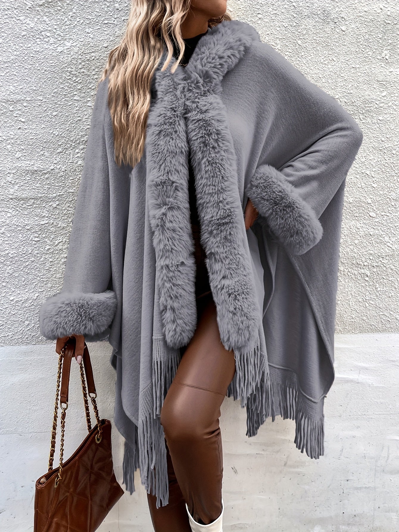 Elegante poncho met rand van faux bont.