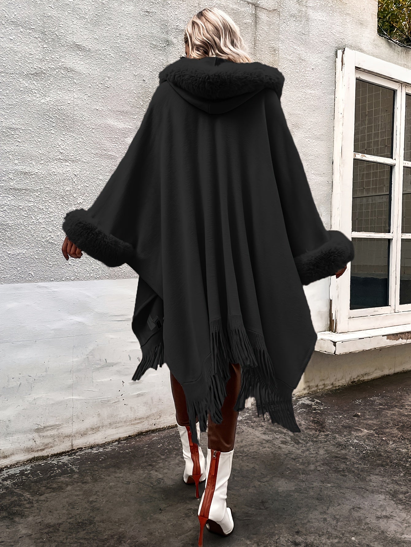 Elegante poncho met rand van faux bont.