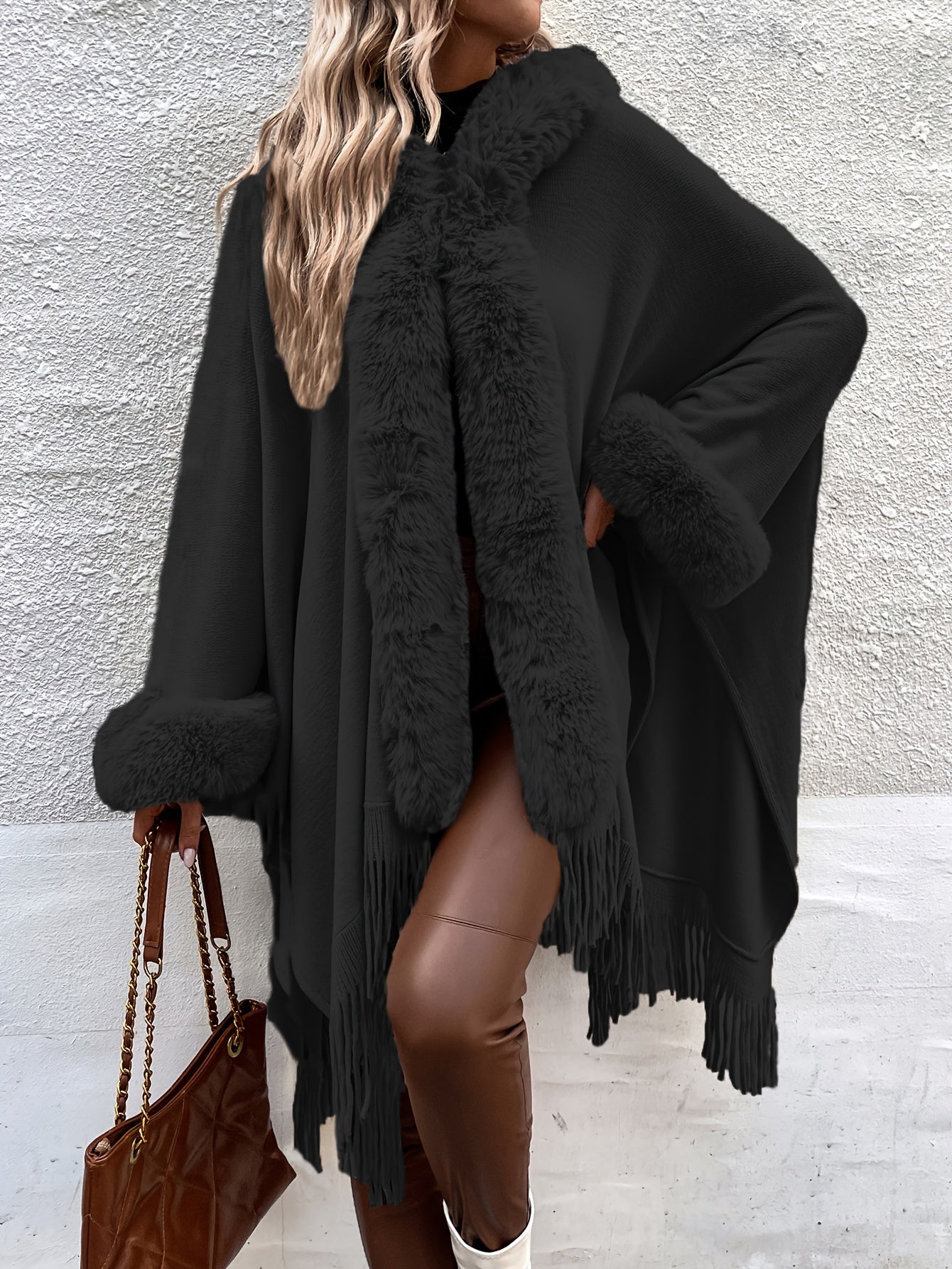 Elegante poncho met rand van faux bont.