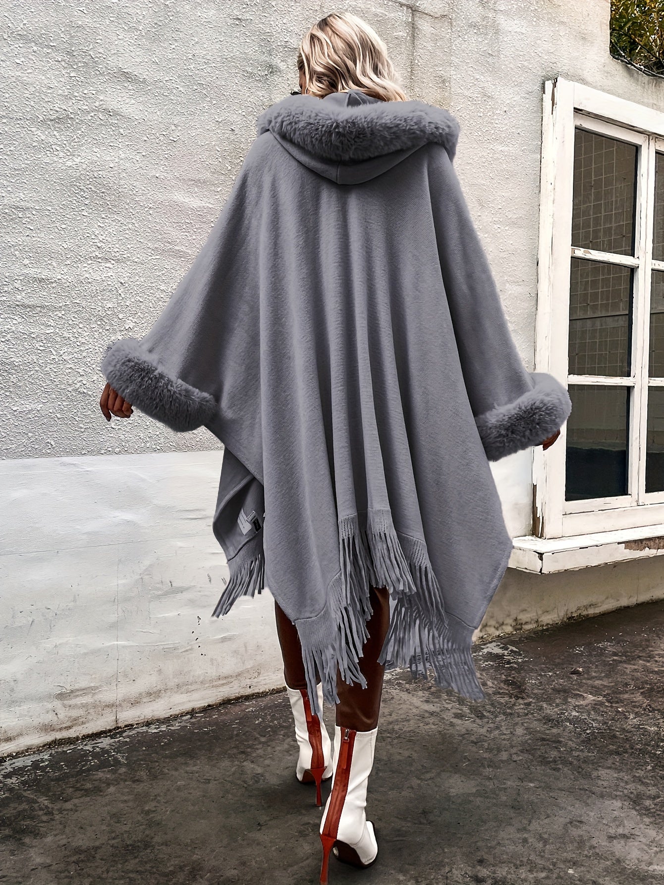 Elegante poncho met rand van faux bont.